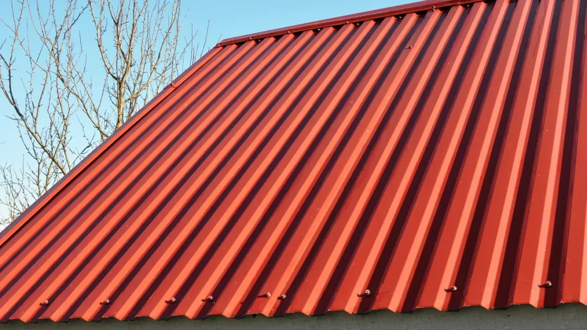 czerwona blacha trapezowa na dachu