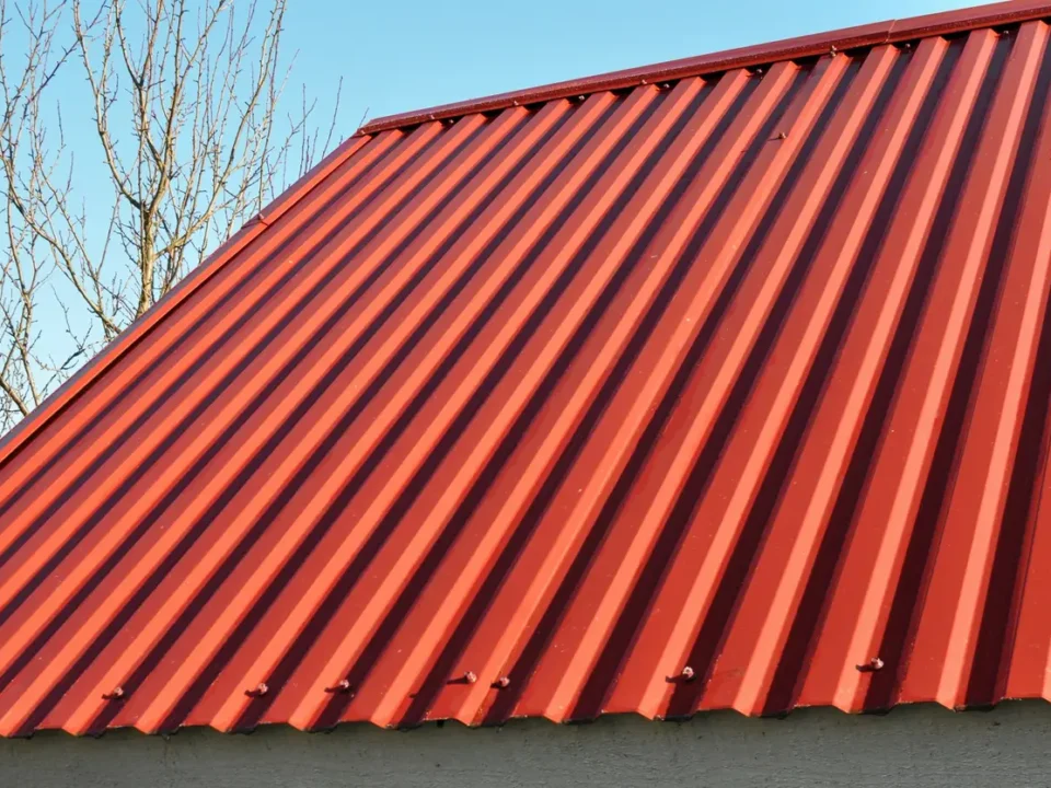 czerwona blacha trapezowa na dachu
