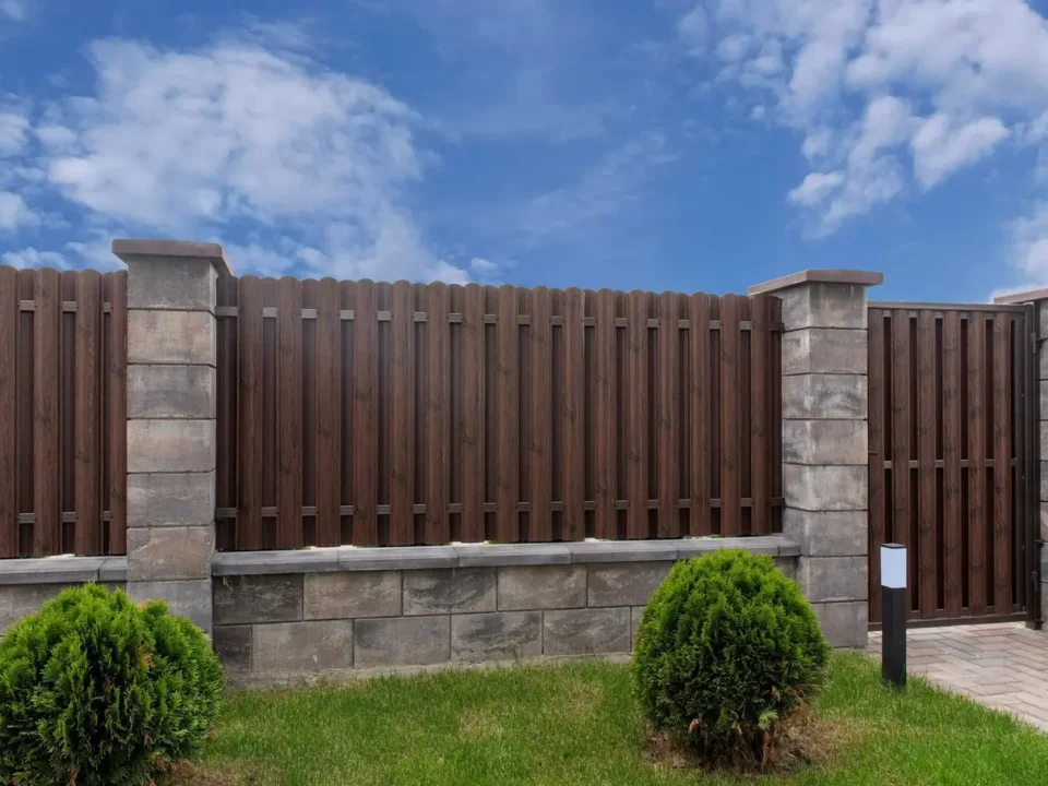 ogrodzenie ze sztachet metalowych imitujących drewno