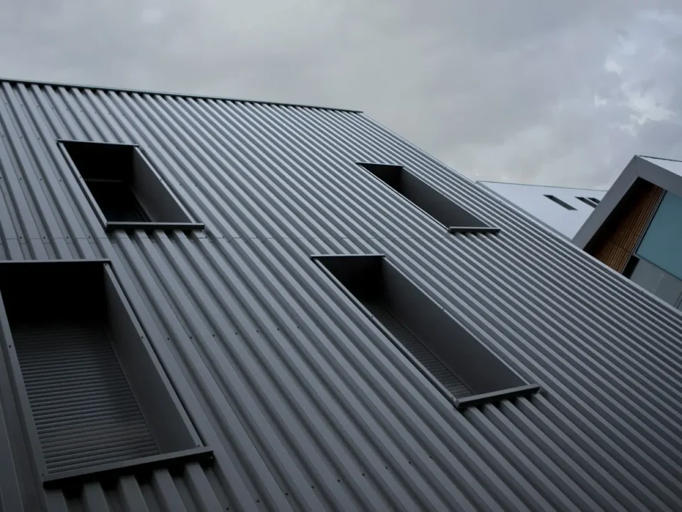 budynek z blachy trapezowej
